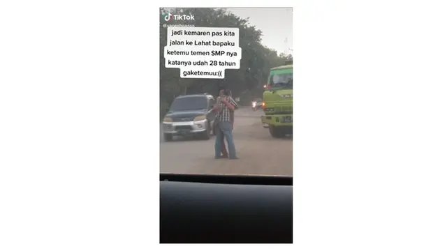28 Tahun Tidak Berjumpa, Kisah Pertemuan Dua Orang Teman SMP Ini Bikin Haru
