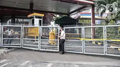 Petugas keamanan berjaga di pintu masuk saat penutupan Plaza Kenari Mas, Jakarta, Rabu (7/7/2021). Satgas COVID-19 DKI Jakarta menutup Plaza Kenari Mas setelah melanggar aturan dengan tetap beroperasi pada masa PPKM Darurat sehingga memicu kerumunan. (merdeka.com/Iqbal S. Nugroho)