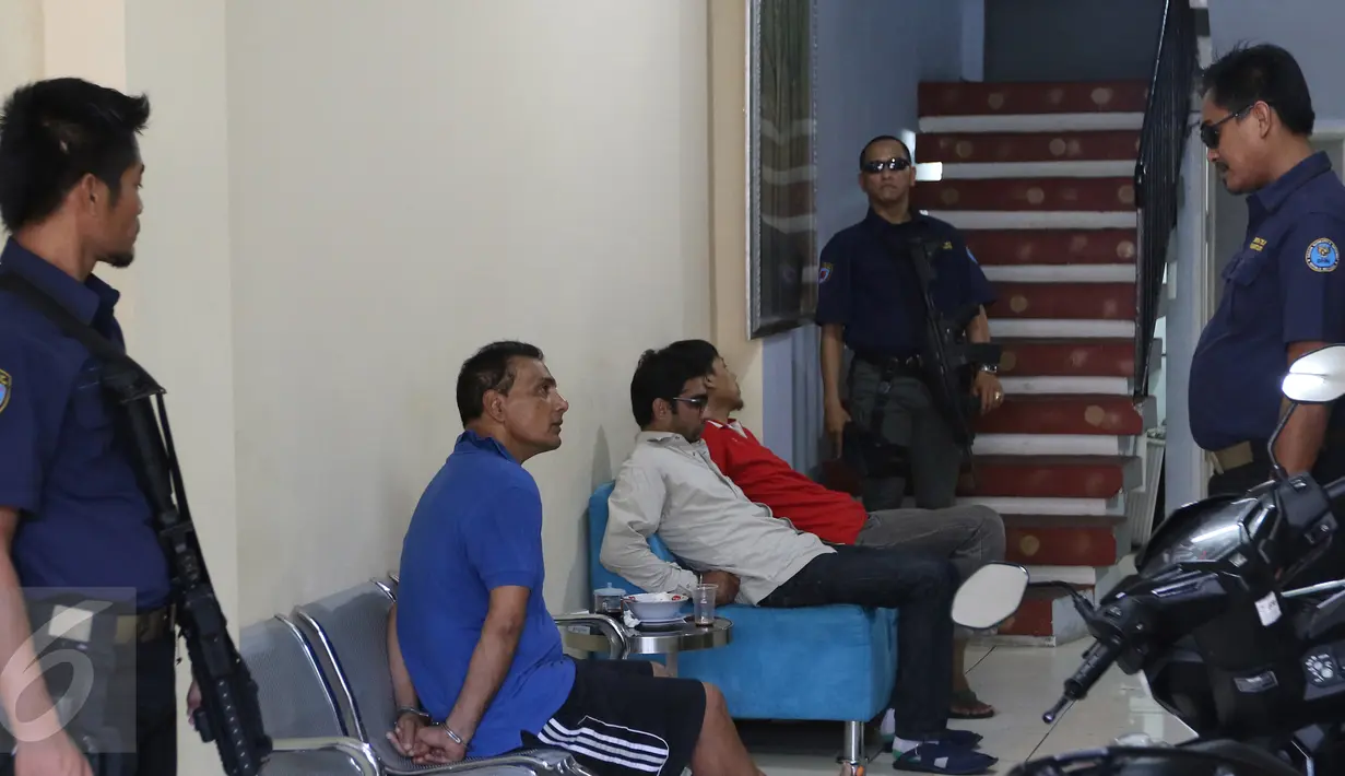Petugas BNN dan aparat kepolisian menginterogasi tiga WNA saat penggerebekan sebuah hotel di Tanah Abang, Jakarta, Jumat (29/1). Diduga penggerebekan terkait kasus penggerebekan sabu ratusan kilogram di Jepara, Jawa Tengah. (Liputan6.com/Herman Zakharia)
