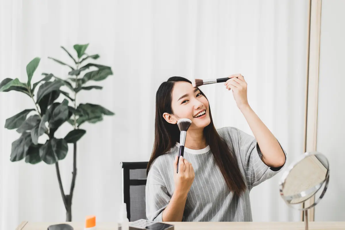 Trik Makeup Anti Pecah untuk Samarkan Garis Senyum, Hasilnya Dijamin Flawless!