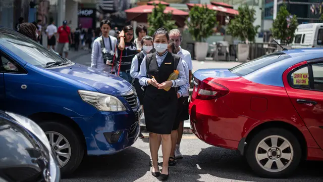Khawatir Virus Corona COVID-19, Warga Malaysia Beraktivitas Pakai Masker