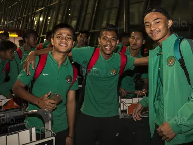 Para pemain Timnas Indonesia U-16 foto bersama saat tiba di Bandara Soetta, Tangerang, Sabtu (23/9/2017). Timnas U-16 berhasil meraih hasil sempurna pada kualifikasi Piala Asia U-16 di Thailand. (Bola.com/Vitalis Yogi Trisna)