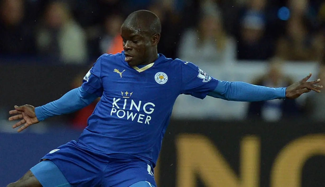 2. N'Golo Kante, menurut Evening Standart, gelandang jangkar Leicester ini menjadi incaran dari Arsenal. Namun untuk mendapatkan tanda tangan pria Prancis itu, The Gunners harus bersaing dengan Manchester City dan PSG. (AFP/Oli Scarff)
