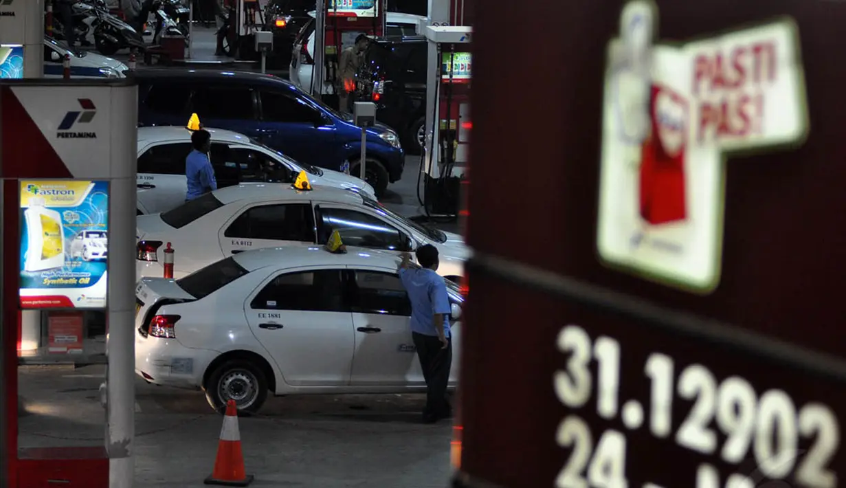 Mobil taksi juga ikut mengantre di SPBU Kuningan, Jakarta, Senin (17/11/2014). (Liputan6.com/Miftahul Hayat)