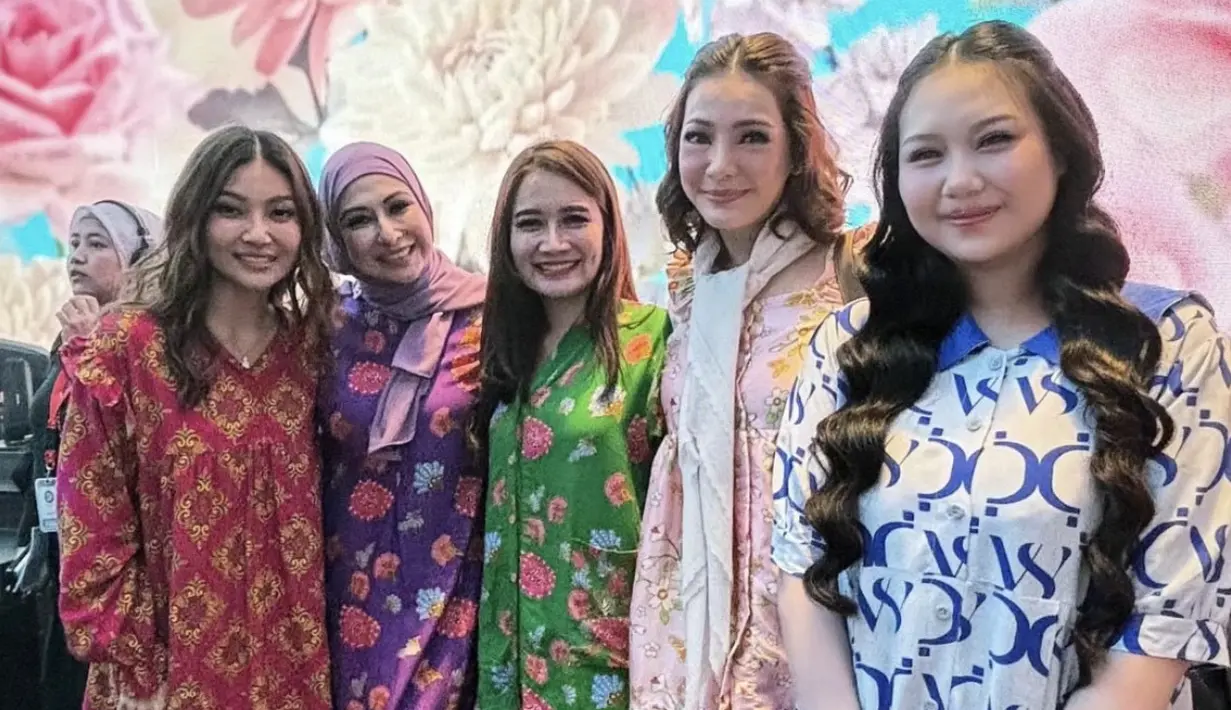 <p>Sarwendah baru saja meluncurkan brand dasternya dengan konsep daster yang nyaman namun tetap stylish meski di rumah. Peluncuran dihadiri para publik figur yang mengenakan daster milik Sarwendah. [@mayaseptha7]</p>