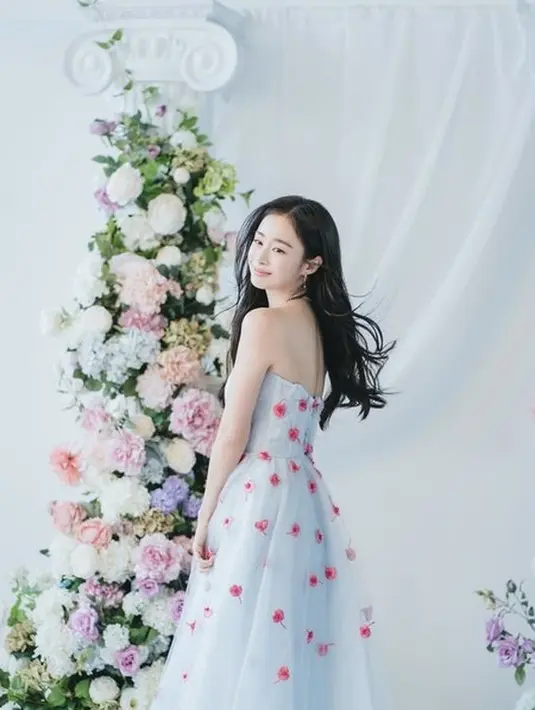 Gaun tersebut mengekspos punggung mulusnya. Ia pun tampil dengan anting-anting sebagai pelengkap penampilan. [Story J Company]