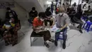 Antrean warga saat pelaksanaan vaksinasi booster COVID-19 di Puskesmas Cilandak, Jakarta, Rabu (12/1/2022). Kelompok prioritas penerima vaksinasi booster COVID-19 adalah orang lanjut usia (lansia) dan penderita immunokompromais. (Liputan6.com/Johan Tallo)