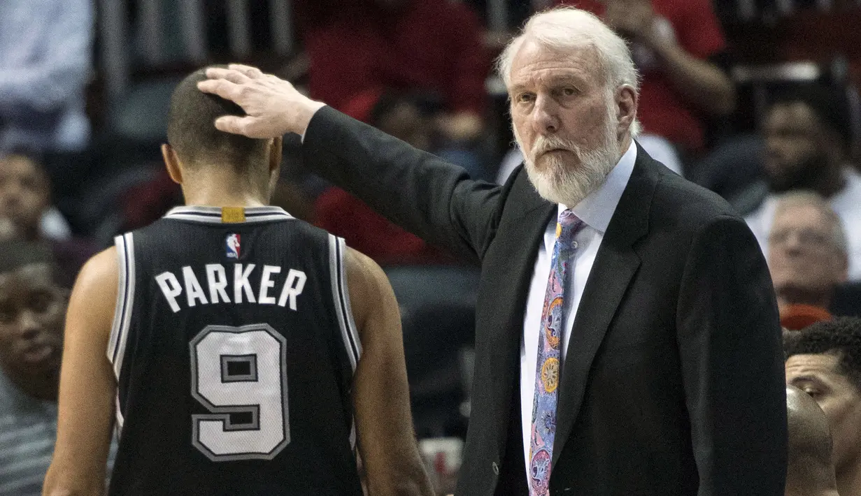 Pelatih San Antonio Spurs, Gregg Popovich memegang kepala Tony Parker usai timnya kalah dari Atlanta Hawks pada lanjutan NBA basketball game di Philips Arena, (01/01/2017). Atlanta menang 114-112. (AP/John Amis)