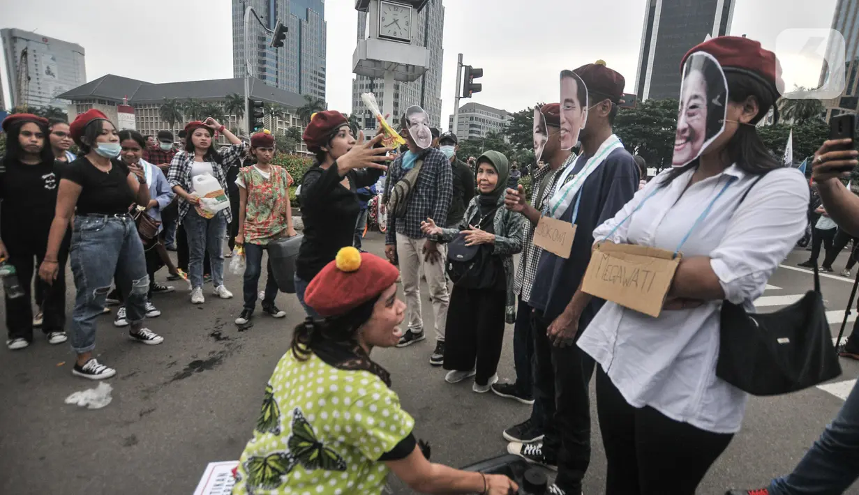 <p>Mahasiswi melakukan aksi teatrikal di Kawasan Patung Kuda, Jakarta Pusat, Kamis (21/4/2022). Memperingati hari Kartini, aksi bertujuan mendesak Presiden Joko Widodo mencopot sejumlah menteri yang terlibat kasus mafia minyak goreng. (merdeka.com/Iqbal S. Nugroho)</p>