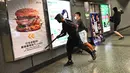 Sejumlah demonstran bertopeng merusak Stasiun Diamond Hill di Distrik Kowloon, Hong Kong, Senin (7/10/2019). Demonstran bertopeng merusak beberapa stasiun MTR di Hong Kong. (Philip FONG/AFP)