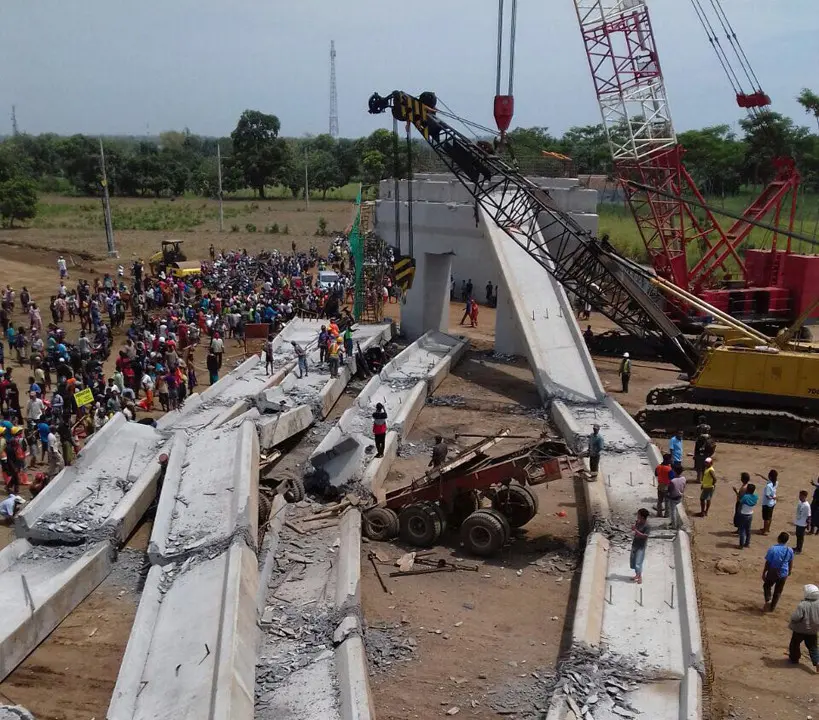 Jembatan beton (girder) di proyek tol Pasuruan-Probolinggo, Jawa Timur, ambruk pada Minggu (29/10/2017) pagi. (Liputan6.com/Dian Kurniawan)