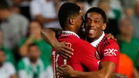 Pemain Manchester United Anthony Martial (kanan) merayakan setelah mencetak gol ke gawang Omonia pada pertandingan sepak bola Grup E Liga Europa di Stadion GSP, Nicosia, Siprus, 6 Oktober 2022. Manchester United menang 3-2 atas Omonia. (AP Photo/Petros Karadjias)