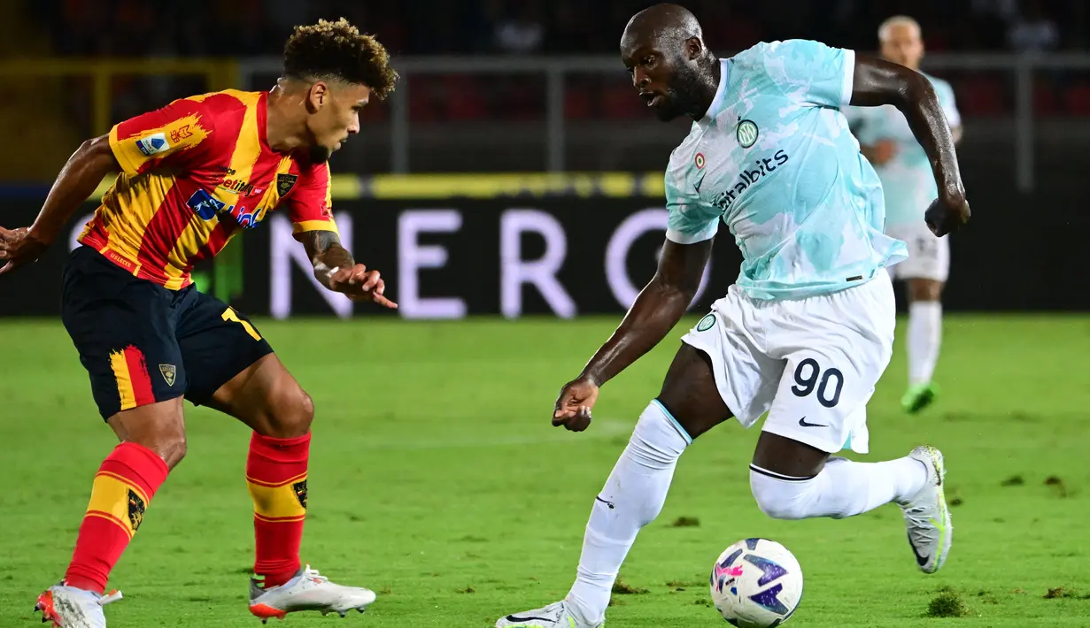 Tak membutuhkan waktu lama, Inter pun berhasil unggul atas Lecce di menit kedua. Romelu Lukaku berhasil menjebol gawang Lecce dengan sundulan dari umpan Matteo Darmian. (AFP/Veicenzo Pinto)
