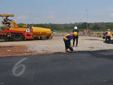 Sejumlah pekerja saat menyelesaikan pengaspalan jalan tol Cikapali, Cirebon, Jawa Barat, Kamis (6/5/2015).  Jalan tol sepanjang 116 km rencananya selesai pada pertengahan bulan Juni 2015 dan akan digunakan pada arus mudik. (Liputan6.com/Andrian M Tunay)