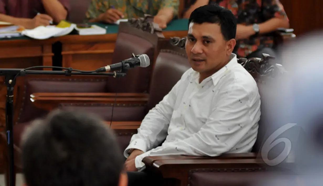  Mantan penyidik KPK, AKBP Irsan bersaksi dalam sidang lanjutan Praperadilan Budi Gunawan di Pengadilan Negeri Jakarta Selatan, Selasa (10/2/2015). (Liputan6.com/Johan Tallo)