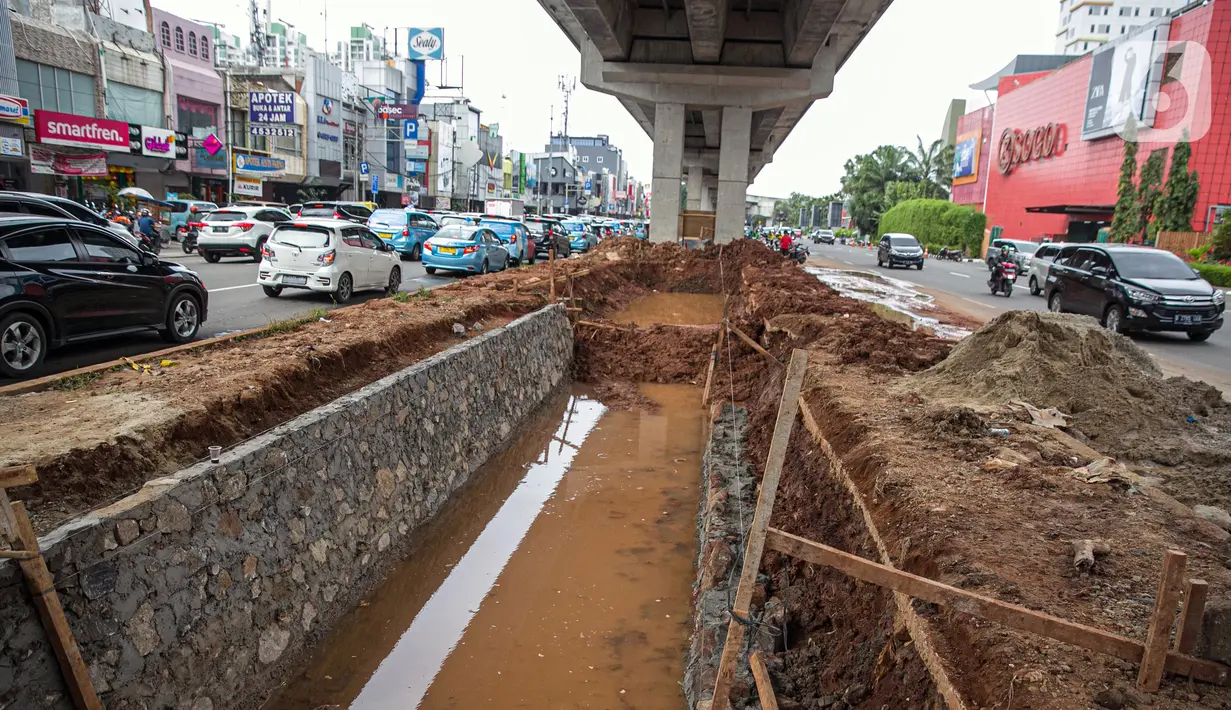 Suasana proyek pembangunan kolam olakan air di Kelapa Gading, Jakarta, Minggu (31/1/2021). Pembuatan kolam olakan air ini dilakukan untuk mengantisipasi dan menampung genangan air sementara di jalan raya saat hujan, yang kemudian akan dialirkan ke sungai atau laut. (Liputan6.com/Faizal Fanani)