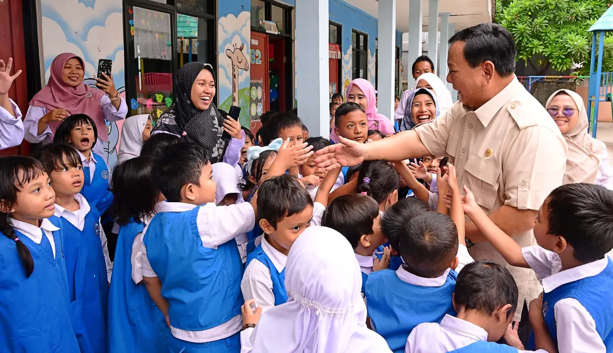 Presiden Prabowo Subianto juga menyempatkan menyapa anak-anak yang menunggu kedatangannya. (Foto: Handout/Istana Kepresidenan Indonesia/AFP)
