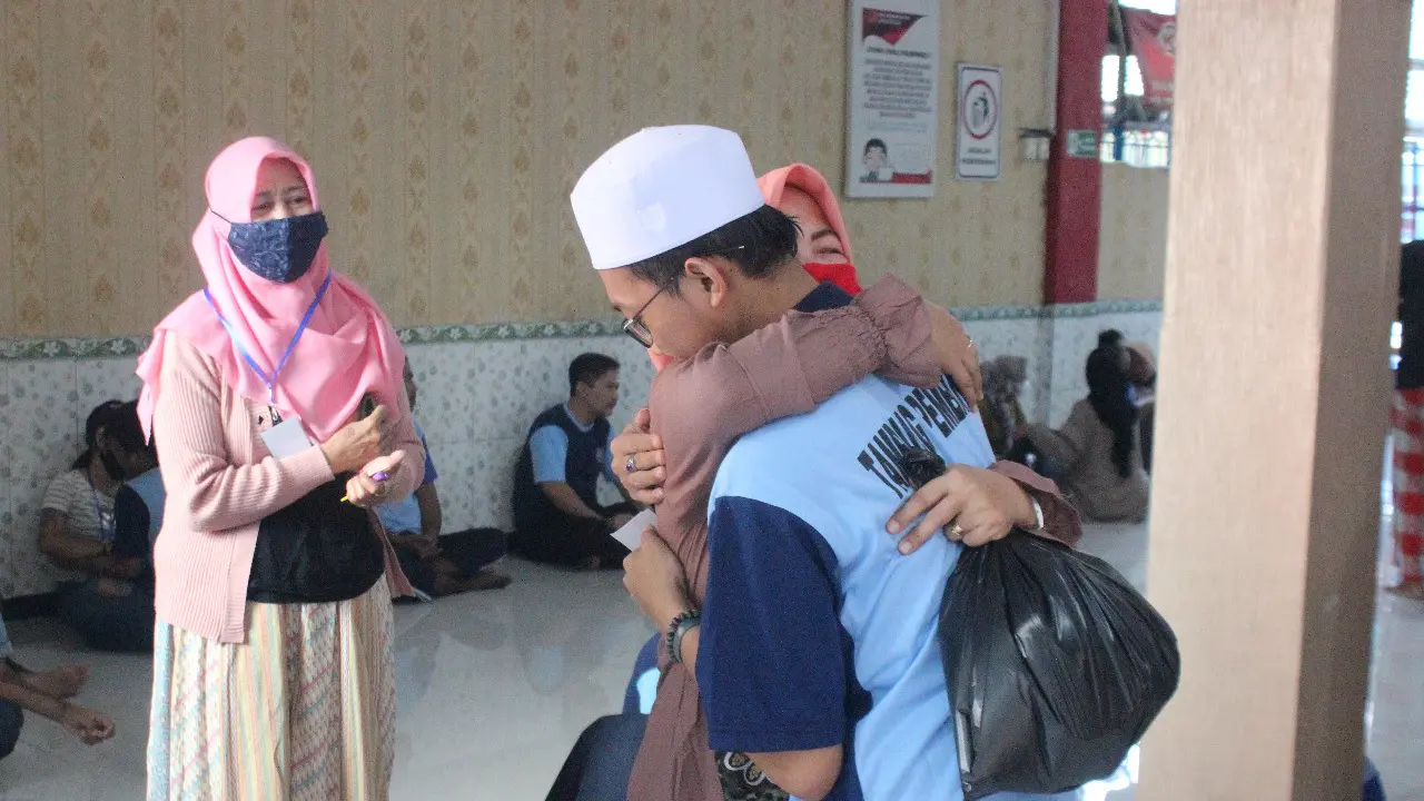 Warga binaan di Lapas Sidoarjo dijenguk keluarga. (Dian Kurniawan/Liputan6.com).