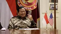 Presiden terpilih 2024-2029, Prabowo Subianto saat menerima telepon dari Menteri Pertahanan AS, Lloyd J. Austin III. (Dok. Istimewa)