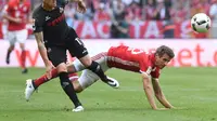 Penggawa Bayern Munchen, Thomas Muller (kanan) berjibaku kontra gelandang FC Koln, Simon Zoller, pada laga lanjutan Bundesliga 2016-2017, akhir pekan lalu, di Allianz Arena.  (AFP/Christof Stache)