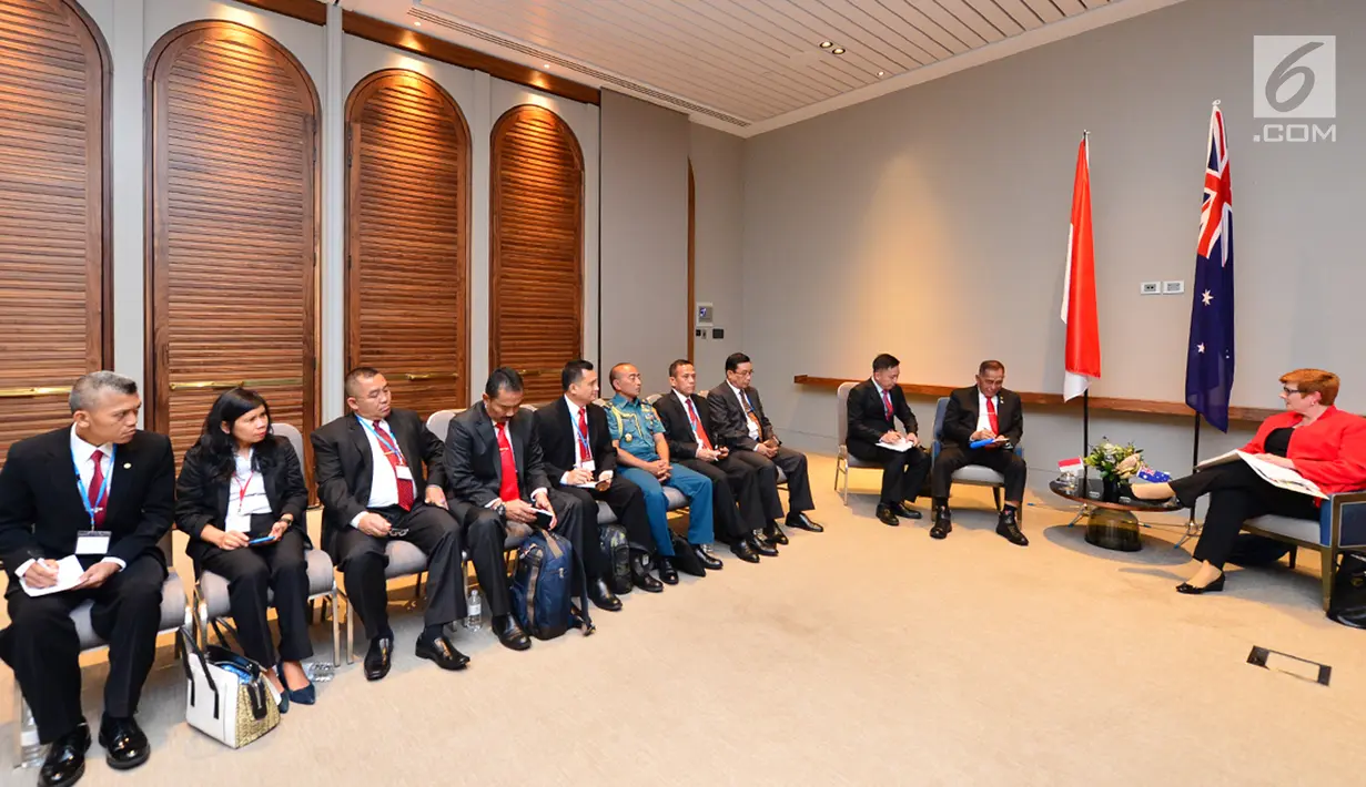 Suasana saat Menteri Pertahanan RI Ryamizard Ryacudu bersama rombongan melakukan pertemuan kerja sama dengan Menteri Pertahanan Australia Marise Payne di Perth, Australia, Kamis (1/2). (Liputan6.com/Pool/Kemenhan)