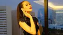 Ayu Maulida yang saat ini telah bertolak ke Florida, Amerika Serikat untuk menjadi wakil Indonesia di Miss Universe 2020 beberapa kali terlihat memakai gaun berwarna hitam. Penampilan dengan gaun hitamnya ini membuat Ayu terlihat elegan. (Liputan6.com/IG/@ayumaulida97)