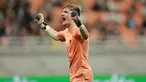 Kiper Timnas Prancis U-17, Paul Argney menjadi pahlawan dalam kemenangan atas Senegal melalui adu penalti pada babak 16 besar Piala Dunia U-17 2023 di Jakarta International Stadium, Jakarta Utara, Rabu (22/22/2023) malam WIB. Berkat aksinya menggagalkan eksekusi penalti penendang kedua Senegal, Daouda Diong, Les Bleus Muda menang 5-3 dalam adu penalti. Dengan hasil ini Prancis berhak lolos ke perempat final dan menjadi satu-satunya kontestan yang belum kebobolan sejak fase grup berkat aksi heroik sang kiper, Paul Argney. (Bola.com/M Iqbal Ichsan)
