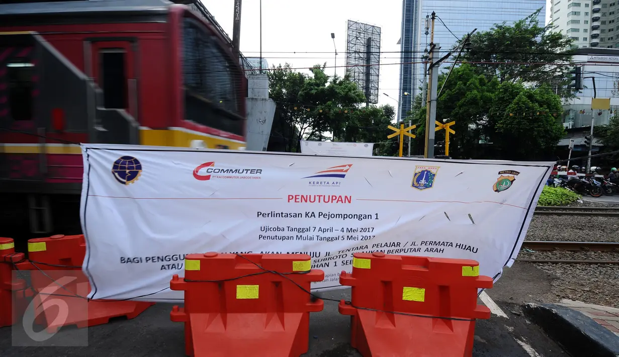 Kereta Commuter Line melintasi perlintasan KA Pejompongan 1 yang ditutup sementara, Jakarta, Rabu (12/4). Perlintasan KA Pejompongan 1 akan ditutup permanen pada 5 Mei mendatang. (Liputan6.com/Helmi Fithriansyah)