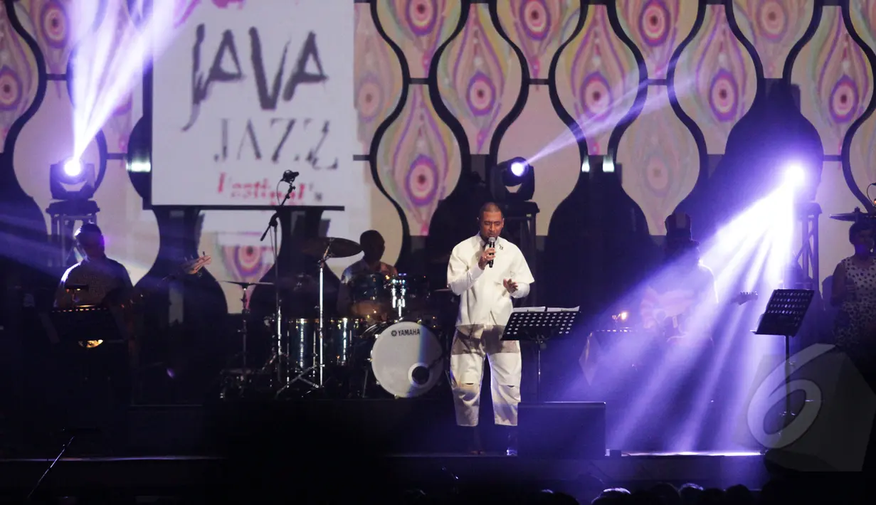 Penyanyi Marcell saat melantunkan tembang milik King of Pop dalam Tribute to Michael Jackson di Main Stage Java Jazz Festival 2015, JIExpo, Jakarta, Jumat (6/3).(Liputan6.com/Faizal Fanani) 