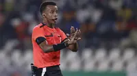 Wasit Somalia, Omar Abdulkadir Artan, memberi isyarat selama pertandingan Grup D Piala Afrika (CAN) 2024 antara Mauritania dan Aljazair di Stade de la Paix di Bouake pada 23 Januari 2024. (KENZO TRIBOUILLARD/AFP)
