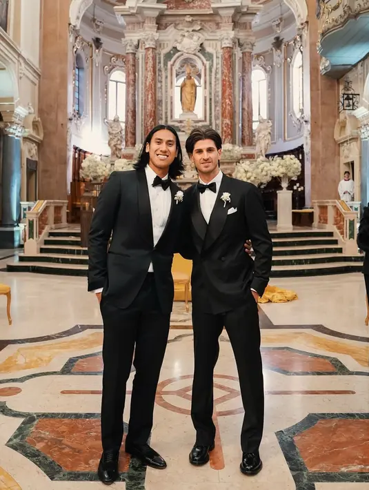 Sebagai sahabat sekaligus rekan sesama pembalap, Sean dipercaya menjadi saksi pernikahan pembalap Antonio Giovinazzi. Pembalap yang pernah turun di F1 sebagai driver Sauber tersebut tampil gagah dengan tuxedo hitam lengkap dengan dasi kupu-kupu. Penampilan Sean pun senada dengan Antonio. (Liputan6.com/IG/@gelaelized)