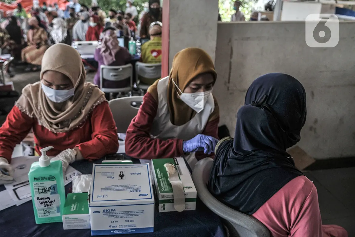 FOTO: Pemkot Jakut Targetkan 1500 Lansia Dapat Vaksinasi COVID-19 per Hari