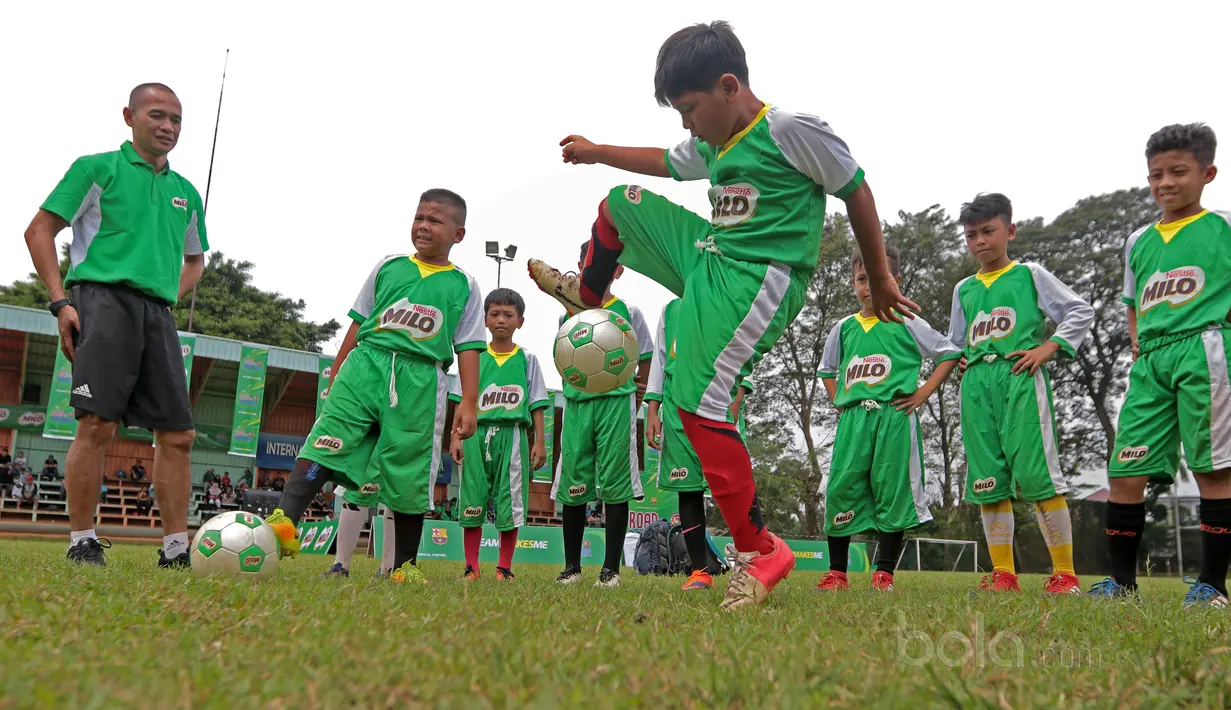 Aksi jugling kontestan MILO Road to Barcelona pada laga latih tanding di International School Clubs of Indonesia, Cirendeu, (15/7/2017). (Bola.com/Nicklas Hanoatubun)