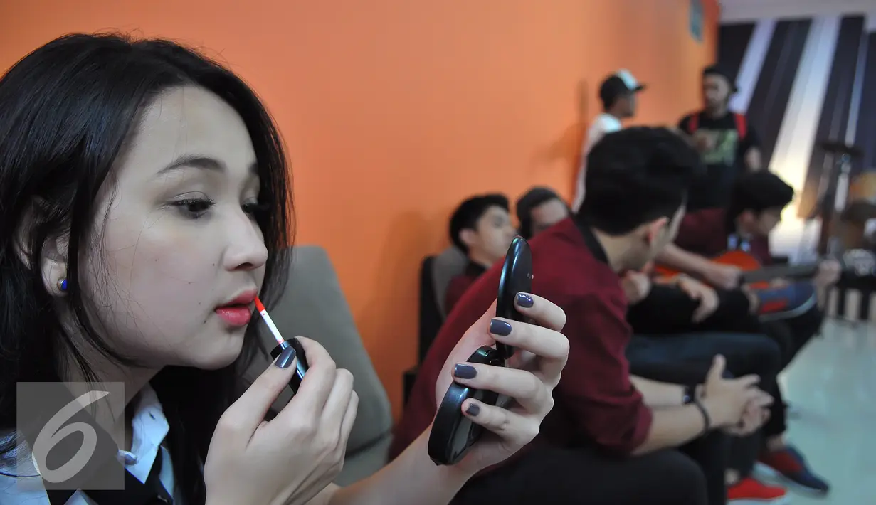 Pemain sinetron High School Love Story (HSLS), Agatha Pricilla mempersiapkan diri untuk melakukan adegan di lokasi syuting Studio MD, Jakarta, Kamis (20/8/2015). Sinetron HSLS sudah tayang sejak 10 Agustus 2015 lalu di SCTV. (Liputan6.com/Herman Zakharia)