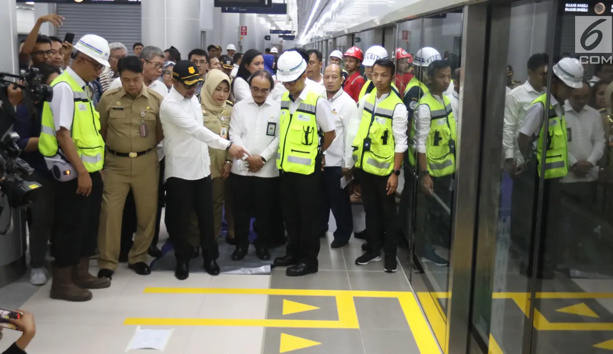 Menteri Ketenagakerjaan (Menaker ) Hanif Dhakiri didampingi Direktur Utama PT MRT William Sabandar meninjau pengoperasian MRT (Mass Rapid Transit) dari Stasiun Bundaran HI, Jakarta, Senin (25/2). (Liputan6.com/Angga Yuniar)