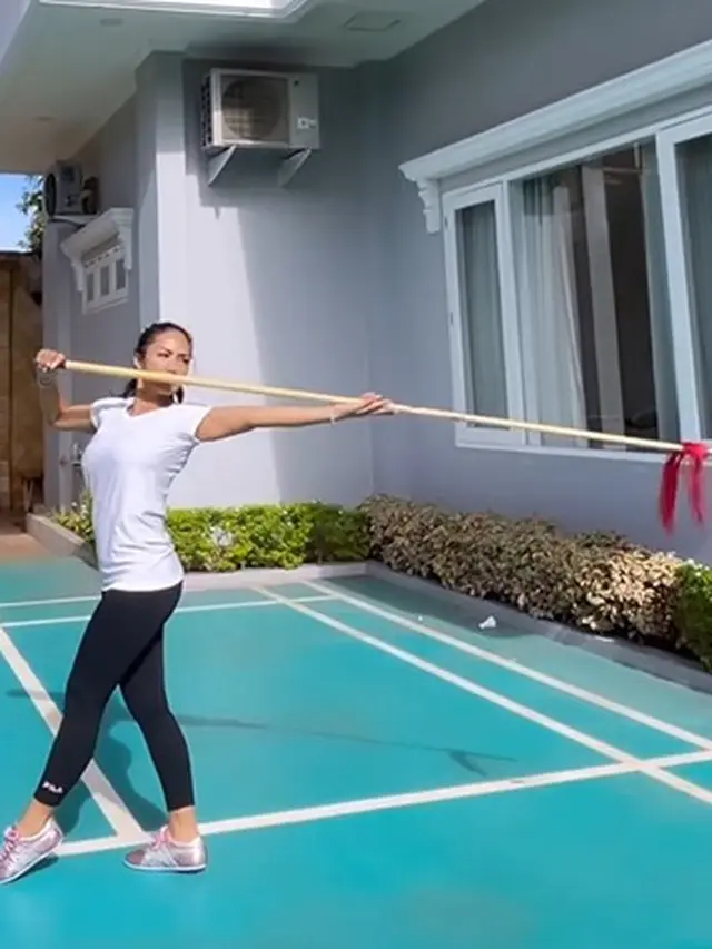 Krisdayanti berolahraga (Instagram/krisdayantilemos)