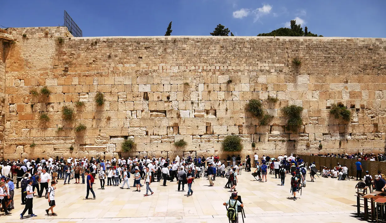 Satu lokasi yang disucikan umat Yahudi adalah Kotel atau Tembok Barat di Yerusalem. Terkenal dengan sebutan Tembok Ratapan, bagian ini dipercaya sebagai bagian dari dinding yang tersisa dari bangunan Bait Suci. (iStockPhoto)