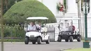 Presiden Jokowi dan Presiden AS ke-44, Barack Obama menaiki mobil golf di Istana Bogor, Jumat (30/6). Di belakang, Ibu Negara, Iriana Widodo dan Kaesang Pangarep juga mengendarai golf car untuk mengeliling Kebun Raya Bogor. (Liputan6.com/Angga Yuniar)