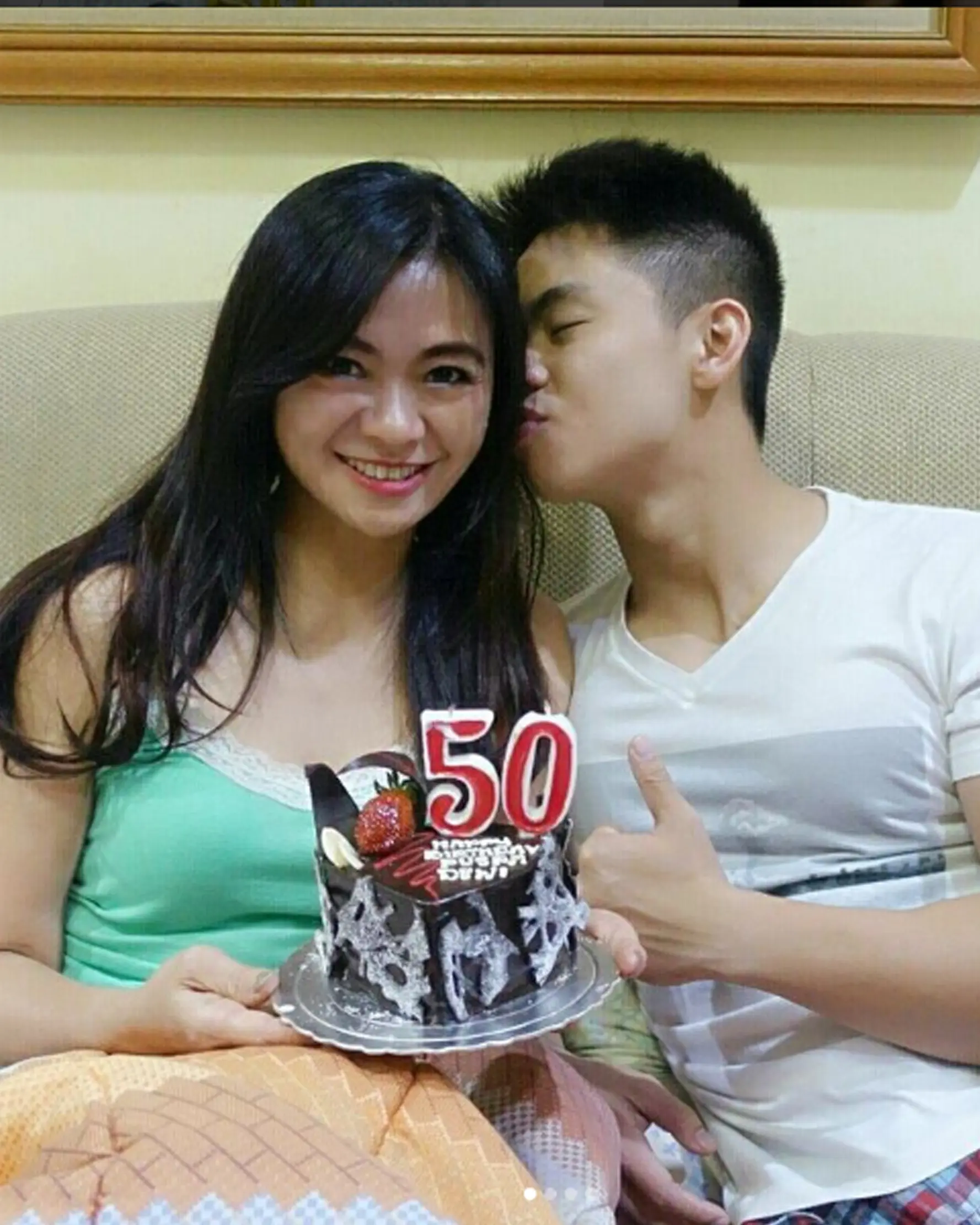Tante Puspa Dewi bersama sang anak berpose dengan kue ulang tahunnya dengan lilin angka 50 yang menggambarkan usianya. (Instagram/@puspadewihc)