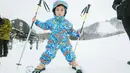Rayyanza Malik Ahmad bermain ski dengan kostum musim dinginnya. Pose dalam foto itu menunjukkan seolah-olah bayi berusia 2 tahun ini sudah mahir. (Foto: Instagram/ raffinagita1717)