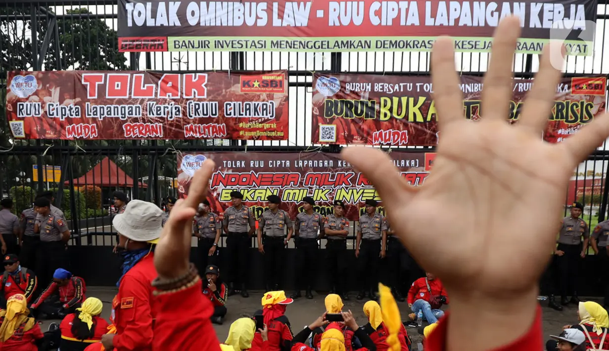 Buruh yang tergabung dalam Gerakan Buruh Bersama Rakyat (Gebrak) berdemonstrasi di depan Gedung DPR, Jakarta, Senin (13/1/2020). Massa menyuarakan penolakan mereka terhadap Omnibus Law Rancangan Undang-Undang Cipta Lapangan Kerja. (Liputan6.con/Johan Tallo)