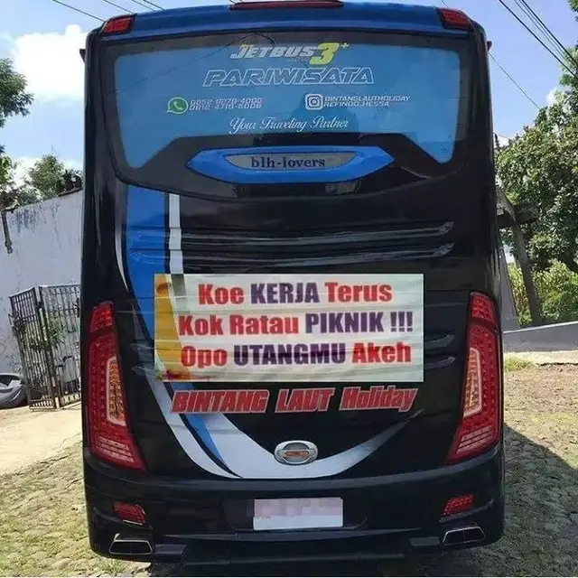 8 Tulisan Kocak di Belakang Bus Ini Bikin Mikir Pengguna Jalan