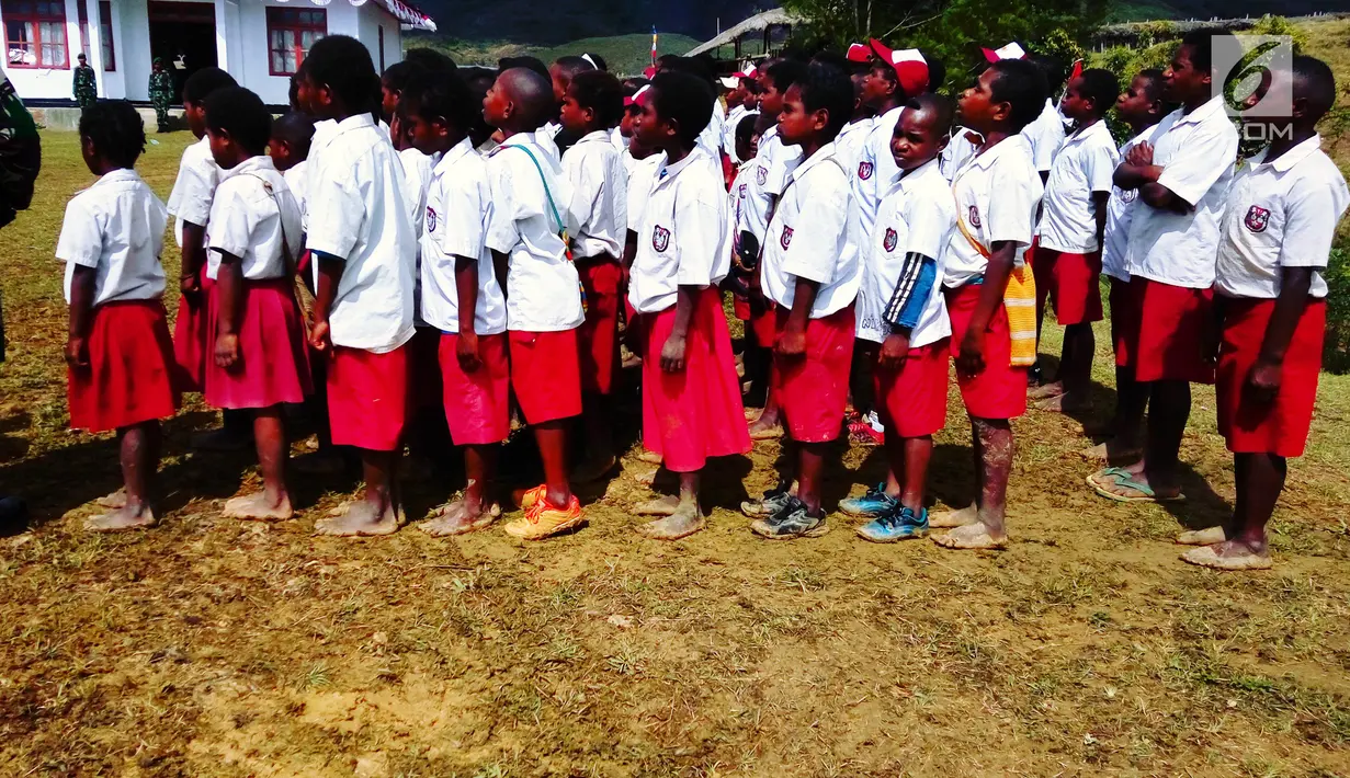 Murid Sekolah Dasar (SD) mengikuti upacara pengibaran bendera di Kantor Pemerintah Kabupaten Jayawijaya, Provinsi Papua, Kamis (17/8). Sebagian di antara peserta upacara hanya mengenakan sandal bahkan tanpa alas kaki. (Foto: Fitri Haryanti Harsono)