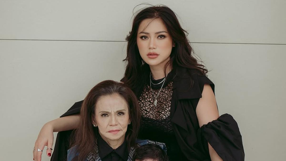 Gaya Pemotretan Tiga Generasi Jessica Iskandar Bersama Sang Ibu dan Buah Hati, Kompak Serba Hitam