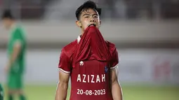 Pemain Timnas Indonesia U-23, Pratama Arhan, melakukan selebrasi dengan mengankat jersey dan memamerkan nama istrinya setelah mencetak gol kedua ke gawang Timnas Turkmenistan U-23 dalam pertandingan grup K Kualifikasi Piala Asia U-23 2024 yang berlangsung di Stadion Manahan, Solo, Selasa (12/9/2023). (Bola.com/Arief Bagus)