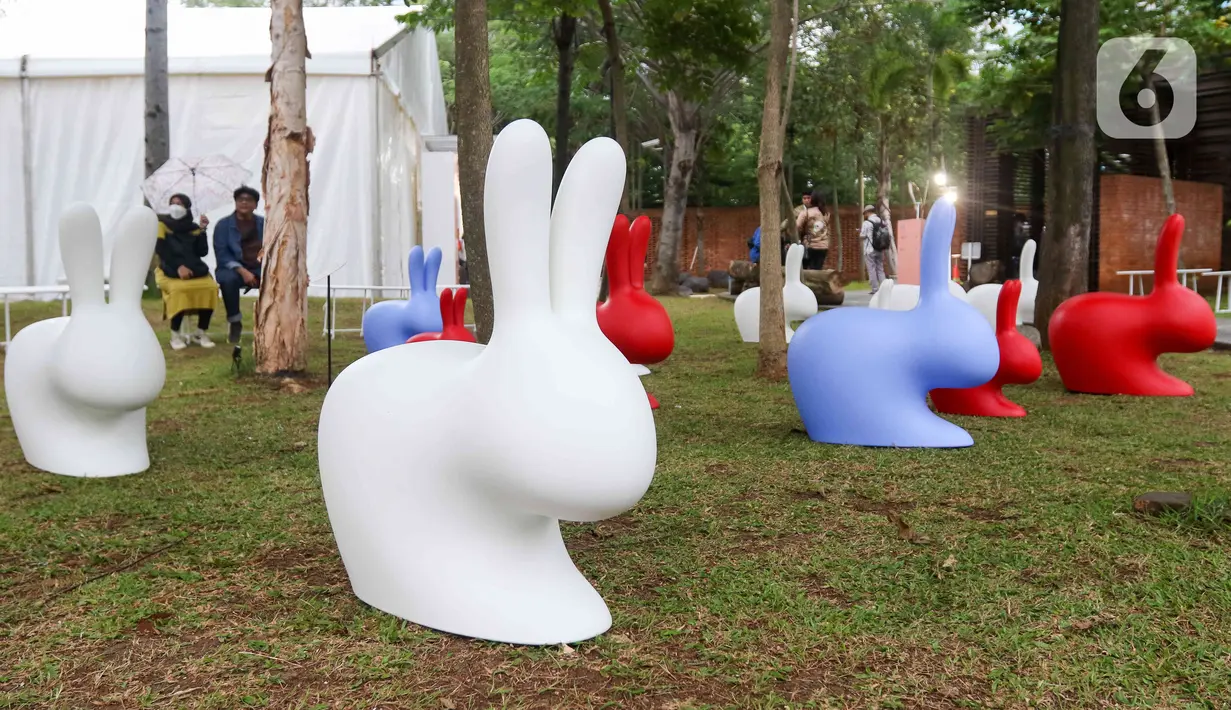 Pengunjung melihat karya seni yang ditampilkan dalam pameran Art Jakarta Gardens 2023 di Hutan Kota Plataran, Senayan, Jakarta Pusat, Selasa (7/2/2023). Pameran seni Art Jakarta Gardens kembali digelar tahun ini mulai dari tanggal 7 - 12 Februari 2023, dalam pameran ini, pengunjung dapat menjelajahi kombinasi presentasi karya seni rupa yang ditampilkan dari dalam dan luar ruangan dengan karya berupa patung, instalasi, dan objek dua dimensi. (Liputan6.com/Herman Zakharia)