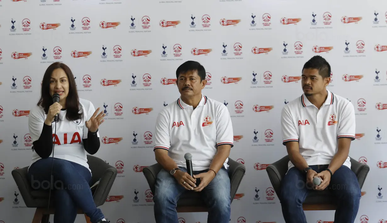 Head of Brand and Communication AIA Financial, Kathryn Monika, saat jumpa pers di Hotel Atlet Senayan, Jakarta, Selasa (9/1/2018). Pemenang AIA Championship berkesempatan bertanding di markas Tottenham Hotspur di London.  (Bola.com/M Iqbal Ichsan)