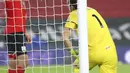 Pemain Arsenal Alexandre Lacazette (bawah) bereaksi setelah mencetak gol ke gawang Southampton pada pertandingan Liga Inggris di Stadion St Mary, Southampton, Inggris, Selasa (26/1/2021). Arsenal menang 3-1 atas Southampton. (Naomi Baker/Pool via AP)