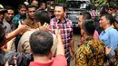 Cagub Petahana, Basuki Tjahaja Purnama (Ahok-tengah) menemui pendukungnya saat meninggalkan kediaman Ketua Umum PDI-P. Megawati Soekarnoputri di Kebagusan, Jakarta, Rabu (15/2). (Liputan6.com/Helmi Fithriansyah)