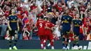 Pemain Liverpool Mohamed Salah (tengah) merayakan bersama rekan-rekan setimnya setelah mencetak gol ke gawang Arsenal saat bertanding dalam Liga Inggris di Stadion Anfield, Liverpool, Inggris, Sabtu (24/8/2019). Liverpool menang 3-1 dan kukuh di puncak klasemen sementara. (AP Photo/ Rui Vieira)